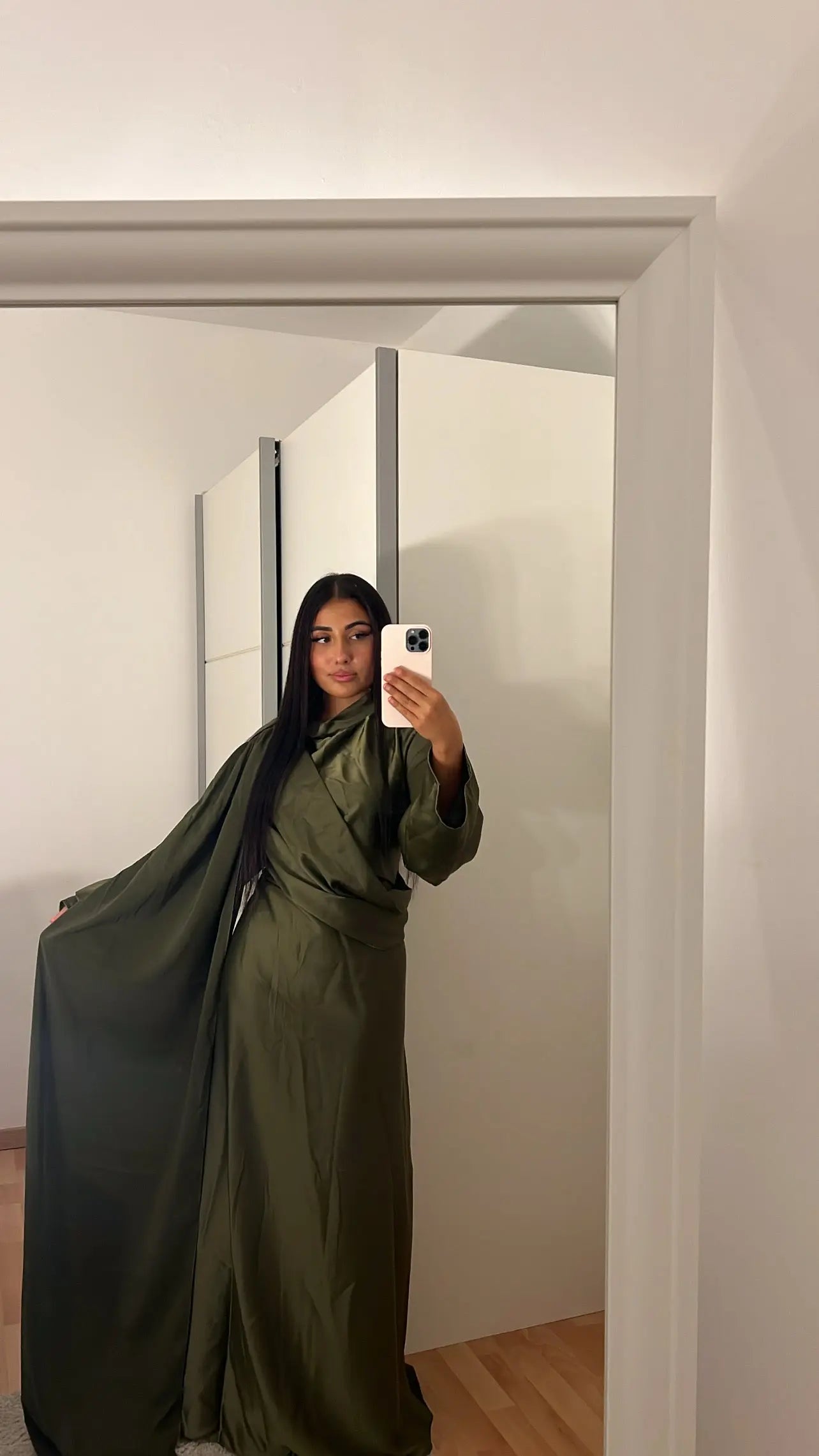 Robe Aleyna verte CM Outfit