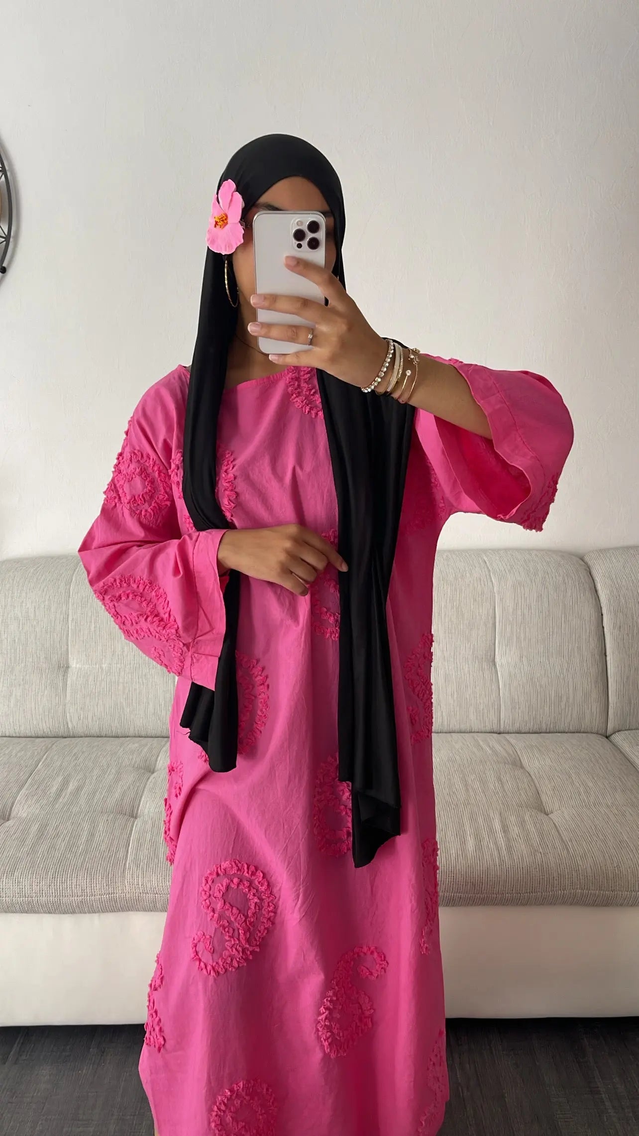 Robe Hajar rose CM Outfit